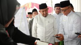 BERINTRAKSI: Bupati Sumenep Achmad Fauzi Wongsojudo (kiri) didampingi Dirut BPRS Hairil Fajar (kanan) saat mengunjungi stand UMKM dan Bazar Murah di Halaman Kantor Pusat BPRS Bhakti Sumekar (Doc. Seputar Jatim)