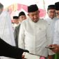 BERINTRAKSI: Bupati Sumenep Achmad Fauzi Wongsojudo (kiri) didampingi Dirut BPRS Hairil Fajar (kanan) saat mengunjungi stand UMKM dan Bazar Murah di Halaman Kantor Pusat BPRS Bhakti Sumekar (Doc. Seputar Jatim)