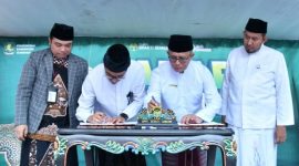KERJASAMA: Direktur utama BPRS Bhakti Sumekar Hairil Fajar, yang didampingi Bupati Sumenep, saat melakukan MoU bersama Bank Muamalat Indonesia (Doc. Seputar Jatim)