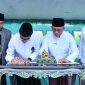 KERJASAMA: Direktur utama BPRS Bhakti Sumekar Hairil Fajar, yang didampingi Bupati Sumenep, saat melakukan MoU bersama Bank Muamalat Indonesia (Doc. Seputar Jatim)