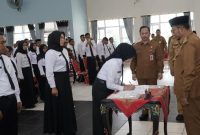 MENGUKUHKAN: Bupati Sumenep, Achmad Fauzi Wongsojudo saat menyerahkan SK secara simbolis kepada 167 PPPK di Gedung Korpri Sumenep (Doc. Seputar Jatim)