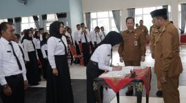 MENGUKUHKAN: Bupati Sumenep, Achmad Fauzi Wongsojudo saat menyerahkan SK secara simbolis kepada 167 PPPK di Gedung Korpri Sumenep (Doc. Seputar Jatim)