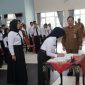 MENGUKUHKAN: Bupati Sumenep, Achmad Fauzi Wongsojudo saat menyerahkan SK secara simbolis kepada 167 PPPK di Gedung Korpri Sumenep (Doc. Seputar Jatim)