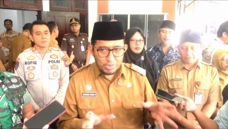 TEGAS: Bupati Sumenep, Achmad Fauzi Wongsojudo, bersama Kepala Dinas Sosial Sumenep, Mustangin, usai meresmikan Sekolah Rakyat (SandiGT - Seputar Jatim)