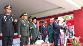 BERDIRI: Bupati Sumenep, Achmad Fauzi Wongsojudo, saat memimpin upacara Hari Kesaktian Pancasila di Halaman Kantor Pemkab Sumenep (Doc. Seputar Jatim)