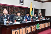 RAPAT: Bupati Sumenep Achmad Fauzi Wongsojudo, saat mengintruksikan untuk melakukan tindakan cepat membantu warga terkena gempa bumi di Sapudi (Doc. Seputar Jatim)