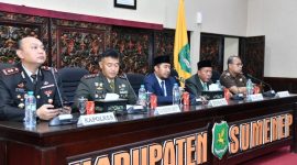 RAPAT: Bupati Sumenep Achmad Fauzi Wongsojudo, saat mengintruksikan untuk melakukan tindakan cepat membantu warga terkena gempa bumi di Sapudi (Doc. Seputar Jatim)