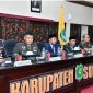 RAPAT: Bupati Sumenep Achmad Fauzi Wongsojudo, saat mengintruksikan untuk melakukan tindakan cepat membantu warga terkena gempa bumi di Sapudi (Doc. Seputar Jatim)