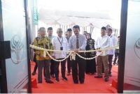 BAHAGIA: Proses pemotongan pita dalam pembukaan Kantor Cabang BPRS Bhakti Sumekar Pasean oleh Asisten Bupati Sumenep dan Direktur Utama BPRS Bhakti Sumekar Hairil Fajar (Doc. Seputar Jatim)