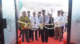 BAHAGIA: Proses pemotongan pita dalam pembukaan Kantor Cabang BPRS Bhakti Sumekar Pasean oleh Asisten Bupati Sumenep dan Direktur Utama BPRS Bhakti Sumekar Hairil Fajar (Doc. Seputar Jatim)