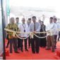 BAHAGIA: Proses pemotongan pita dalam pembukaan Kantor Cabang BPRS Bhakti Sumekar Pasean oleh Asisten Bupati Sumenep dan Direktur Utama BPRS Bhakti Sumekar Hairil Fajar (Doc. Seputar Jatim)