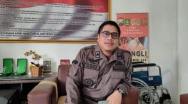 TEGAS: Kasi Intel Kejari Sumenep, Moch. Indra Subrata, saat ditemui di ruang kerjanya (SandiGT - Seputar Jatim)