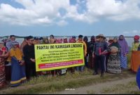 MELAWAN: Warga Kampung Tapakerbau, Desa Gersik Putih, kompak menolak SHM di Pantai Gersik Putih (SandiGT - Seputar Jatim)