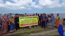 MELAWAN: Warga Kampung Tapakerbau, Desa Gersik Putih, kompak menolak SHM di Pantai Gersik Putih (SandiGT - Seputar Jatim)