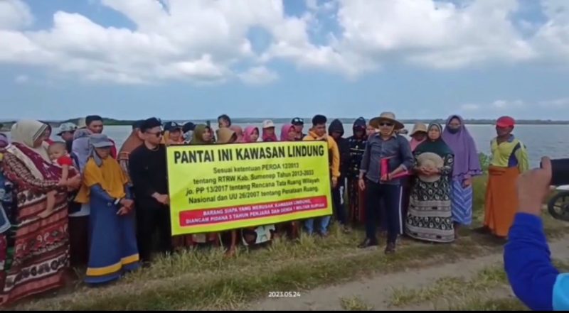 MELAWAN: Warga Kampung Tapakerbau, Desa Gersik Putih, kompak menolak SHM di Pantai Gersik Putih (SandiGT - Seputar Jatim)