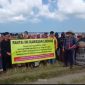 MELAWAN: Warga Kampung Tapakerbau, Desa Gersik Putih, kompak menolak SHM di Pantai Gersik Putih (SandiGT - Seputar Jatim)