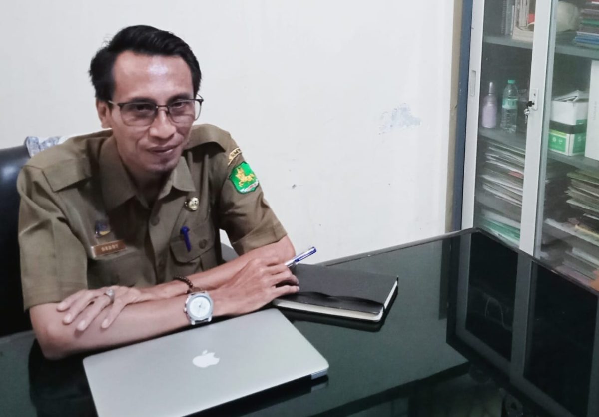 BERKACAMATA: Kepala Bidang Persampahan DLH Sumenep, Deddy Surya, saat diwawancarai di ruang kerjanya (SandiGT - Seputar Jatim)