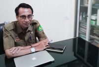 BERKACAMATA: Kepala Bidang Persampahan DLH Sumenep, Deddy Surya, saat diwawancarai di ruang kerjanya (SandiGT - Seputar Jatim) 