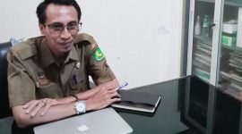 BERKACAMATA: Kepala Bidang Persampahan DLH Sumenep, Deddy Surya, saat diwawancarai di ruang kerjanya (SandiGT - Seputar Jatim) 