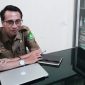 BERKACAMATA: Kepala Bidang Persampahan DLH Sumenep, Deddy Surya, saat diwawancarai di ruang kerjanya (SandiGT - Seputar Jatim) 