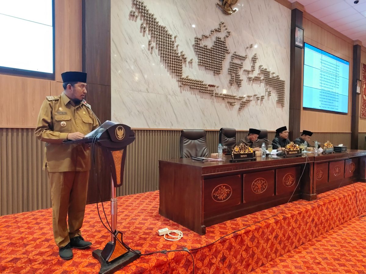 FOKUS: Bupati Sumenep, Achmad Fauzi Wongsojudo, memberikan sambutan pada penyerahan Nota Keuangan APBD 2026 kepada DPRD di ruang rapat paripurna (SandiGT - Seputar Jatim)