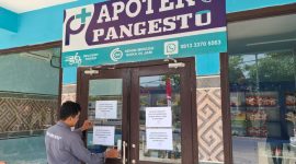 DISEGEL: Tim PD Sumekar saat melakukan penutupan sementara Apotek Pangesto di Jalan Dr. Cipto Samping RSUD de. H. Moh. Anwar (Doc. Seputar Jatim)