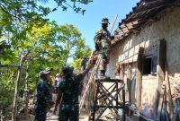 GOTONG ROYONG: Anggota TNI semangat memberbaiki rumah korban gempa di Pulau Sapudi (Doc. Seputar Jatim)