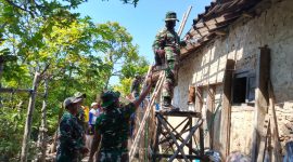 GOTONG ROYONG: Anggota TNI semangat memberbaiki rumah korban gempa di Pulau Sapudi (Doc. Seputar Jatim)