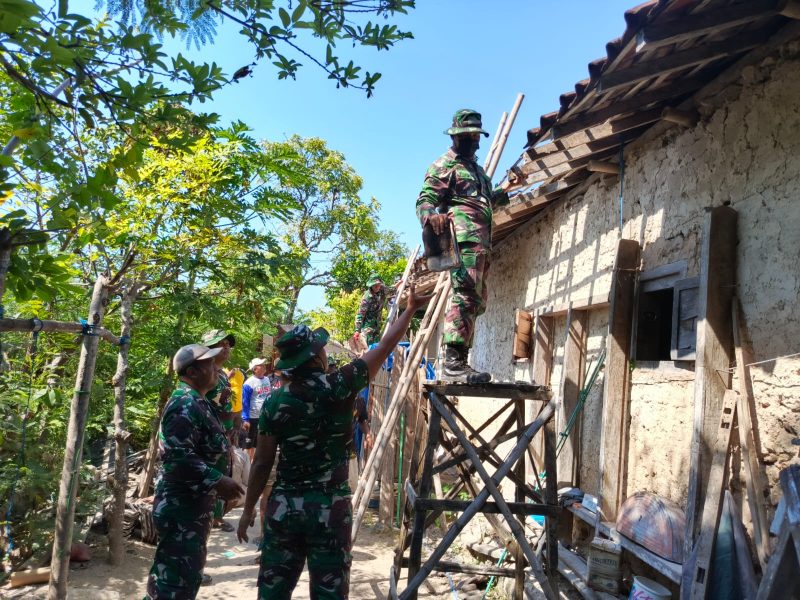 GOTONG ROYONG: Anggota TNI semangat memberbaiki rumah korban gempa di Pulau Sapudi (Doc. Seputar Jatim)