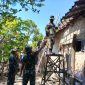 GOTONG ROYONG: Anggota TNI semangat memberbaiki rumah korban gempa di Pulau Sapudi (Doc. Seputar Jatim)
