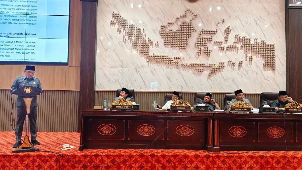 TEGAS: Anggota Fraksi Partai Amanat Nasional (PAN) DPRD Sumenep, Hairul Anwar, saat memberikan Pandangan Umum dalam rapat paripurna penyempurnaan APBD 2026 (Doc. Seputar Jatim)