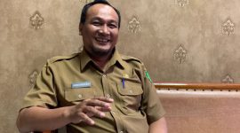 TERSENYUM: Kepala Bidang Pembinaan Sekolah Dasar Disdik Sumenep, Ardiansyah Ali Sochibi, saat menyampaikan data tentang rehabilitasi Sekolah (SandiGT - Seputar Jatim) 