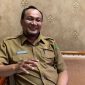 TERSENYUM: Kepala Bidang Pembinaan Sekolah Dasar Disdik Sumenep, Ardiansyah Ali Sochibi, saat menyampaikan data tentang rehabilitasi Sekolah (SandiGT - Seputar Jatim) 