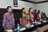 BERDIRI: Saat Peluncuran Program Bupati Award 2025 oleh Bupati Achmad Fauzi Wongsojudo (tengah) bersama jajaran OPD dan camat serta Lurah se Kabupaten Sumenep di ruang rapat pemkab setempat (Doc. Seputar Jatim)
