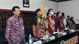 BERDIRI: Saat Peluncuran Program Bupati Award 2025 oleh Bupati Achmad Fauzi Wongsojudo (tengah) bersama jajaran OPD dan camat serta Lurah se Kabupaten Sumenep di ruang rapat pemkab setempat (Doc. Seputar Jatim)