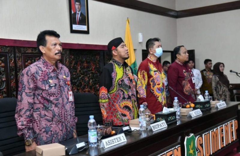 BERDIRI: Saat Peluncuran Program Bupati Award 2025 oleh Bupati Achmad Fauzi Wongsojudo (tengah) bersama jajaran OPD dan camat serta Lurah se Kabupaten Sumenep di ruang rapat pemkab setempat (Doc. Seputar Jatim)