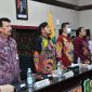 BERDIRI: Saat Peluncuran Program Bupati Award 2025 oleh Bupati Achmad Fauzi Wongsojudo (tengah) bersama jajaran OPD dan camat serta Lurah se Kabupaten Sumenep di ruang rapat pemkab setempat (Doc. Seputar Jatim)
