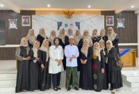SWAFOTO: Foto bersama Direktur RSUD Moh Anwar, Erliyati (tengah kiri) dengan Penceramah KH Moh Hodri (tengah kanan) dengan jajaran DWP usai menggelar peringatan Maulid Nabi Mahammad SAW (Doc. Seputar Jatim)