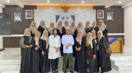 SWAFOTO: Foto bersama Direktur RSUD Moh Anwar, Erliyati (tengah kiri) dengan Penceramah KH Moh Hodri (tengah kanan) dengan jajaran DWP usai menggelar peringatan Maulid Nabi Mahammad SAW (Doc. Seputar Jatim)