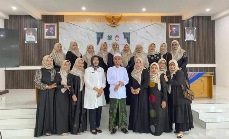 SWAFOTO: Foto bersama Direktur RSUD Moh Anwar, Erliyati (tengah kiri) dengan Penceramah KH Moh Hodri (tengah kanan) dengan jajaran DWP usai menggelar peringatan Maulid Nabi Mahammad SAW (Doc. Seputar Jatim)