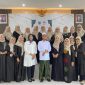 SWAFOTO: Foto bersama Direktur RSUD Moh Anwar, Erliyati (tengah kiri) dengan Penceramah KH Moh Hodri (tengah kanan) dengan jajaran DWP usai menggelar peringatan Maulid Nabi Mahammad SAW (Doc. Seputar Jatim)