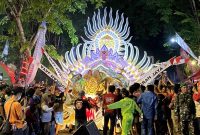 MEGAH: Musik Ton Tong Baladewa saat tampil di Jantung Kota Sumenep (Doc. Seputar Jatim)