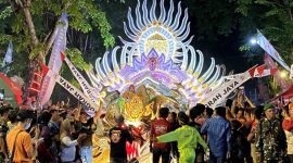MEGAH: Musik Ton Tong Baladewa saat tampil di Jantung Kota Sumenep (Doc. Seputar Jatim)