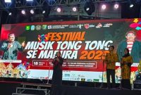 MERIAH: Suasana panggung saat pelepas peserta pertama Musik Tong Tong (Doc. Seputar Jatim)