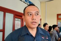 TEGAS: Kepala Bidang Pembinaan SMP Disdik Sumenep, Mohammad Fajar Hidayat, saat diwawancarai media (SandiGT - Seputar Jatim) 