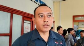 TEGAS: Kepala Bidang Pembinaan SMP Disdik Sumenep, Mohammad Fajar Hidayat, saat diwawancarai media (SandiGT - Seputar Jatim) 