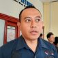 TEGAS: Kepala Bidang Pembinaan SMP Disdik Sumenep, Mohammad Fajar Hidayat, saat diwawancarai media (SandiGT - Seputar Jatim) 