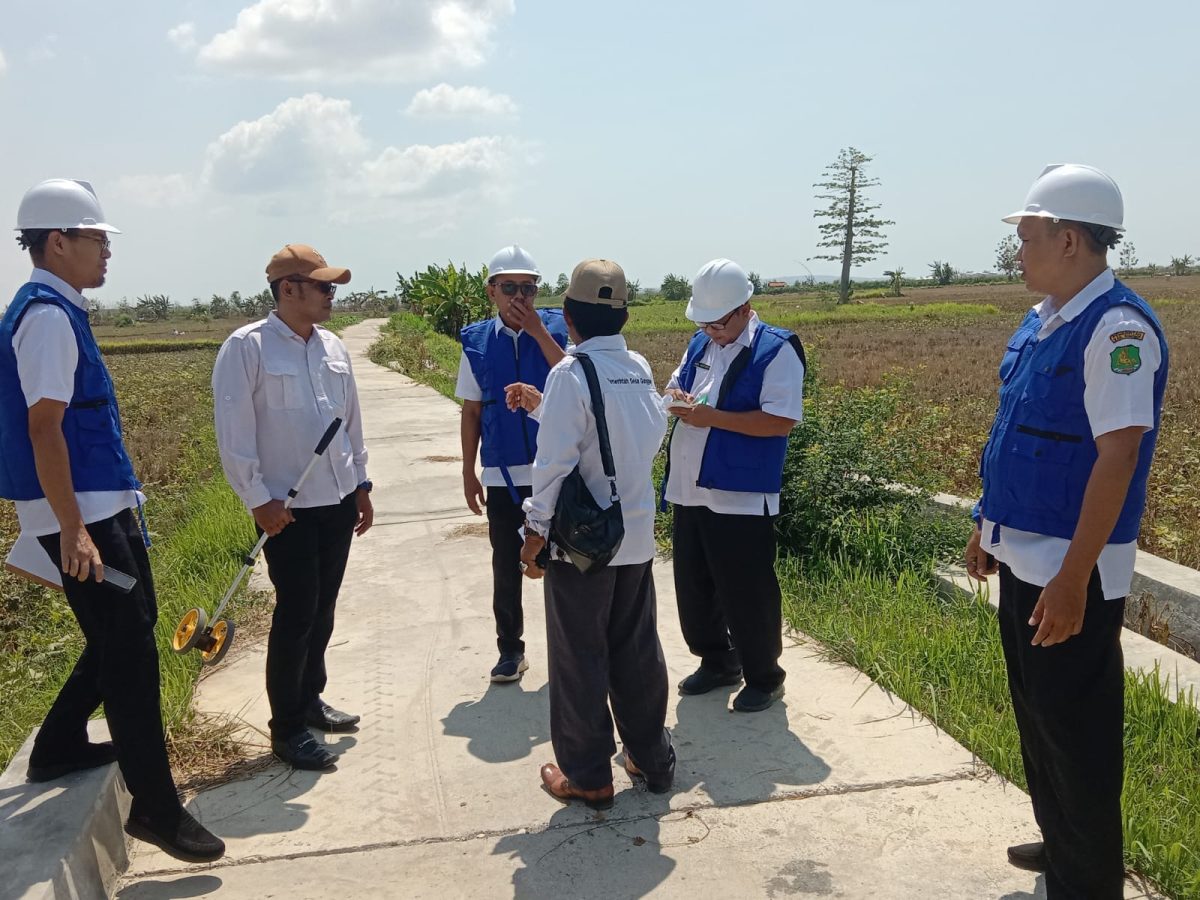 CERAH: Bidang Jasa Kontruksi Dinas PUTR saat melakukan monev terhadap pelaksanaan program Bangkit Desa Bangun Kualitas Infrastruktur di Desa (SandiGT - Seputar Jatim)