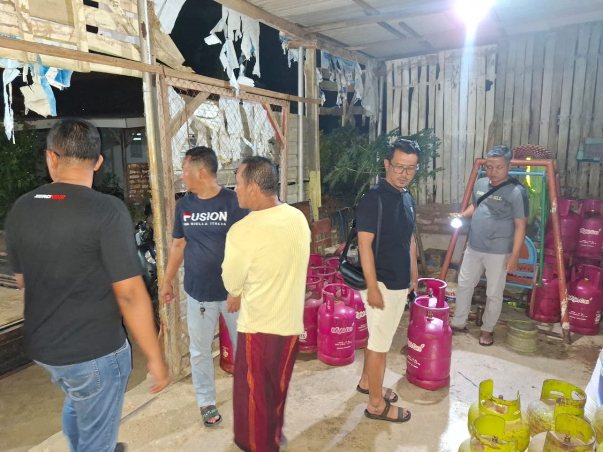 TEGANG: Polres Sumenep saat menggrebek aktivitas pengoplosan elpiji di sebuah gudang di Desa Kebunan (SandiGT - Seputar Jatim)