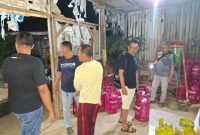 TEGANG: Polres Sumenep saat menggrebek aktivitas pengoplosan elpiji di sebuah gudang di Desa Kebunan (SandiGT - Seputar Jatim) 